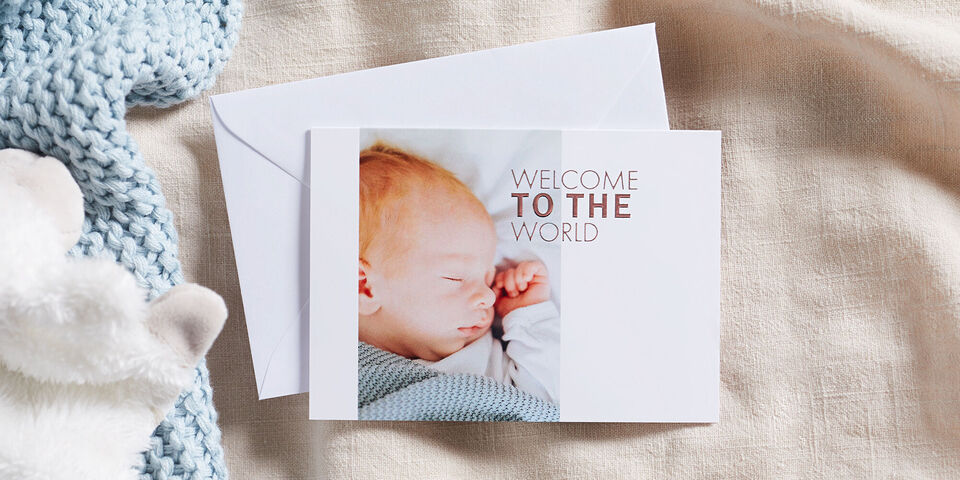 Pažljivo izrađena čestitka za rođenje s tekstom 'Welcome to the World'.